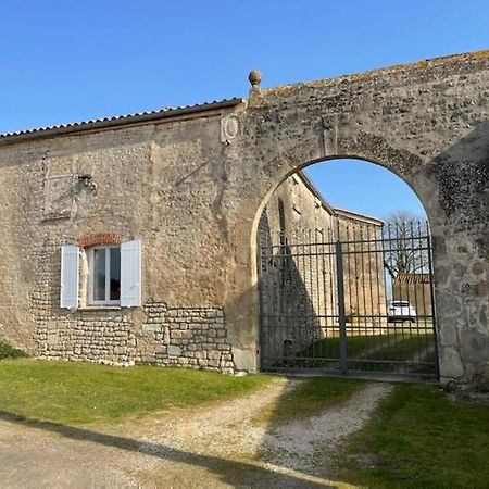 Saint-Etienne-de-Brillouet La Commanderie Des Templiers Gite 4 Etoiles מראה חיצוני תמונה